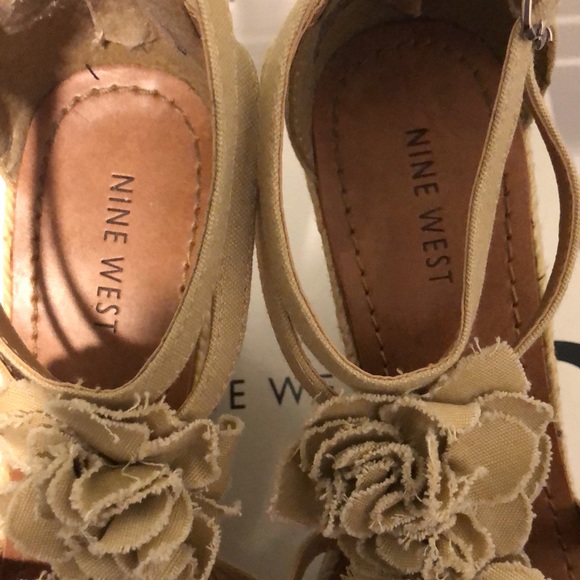 Nine West floral design wedges - Picture 6 of 9